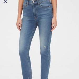 BNWT Gap High Rise distressed cigarette jean